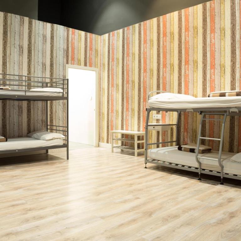 Ant Hostel Barcelona - Classic Family Room with Private Bathroom - 8
