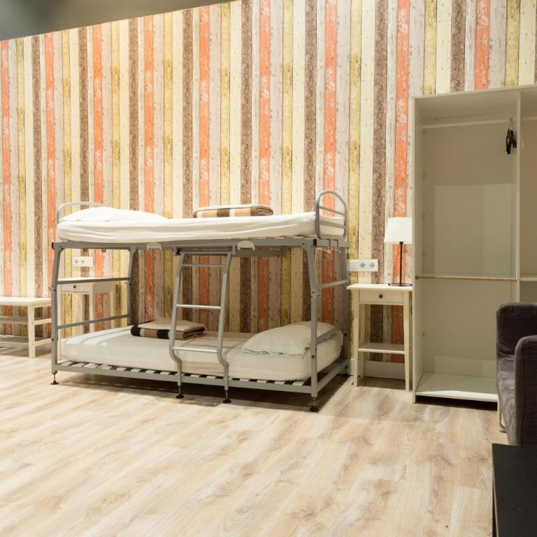 Ant Hostel Barcelona - Classic Family Room with Private Bathroom - 10