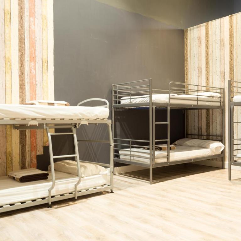 Ant Hostel Barcelona - Classic Family Room with Private Bathroom - 9