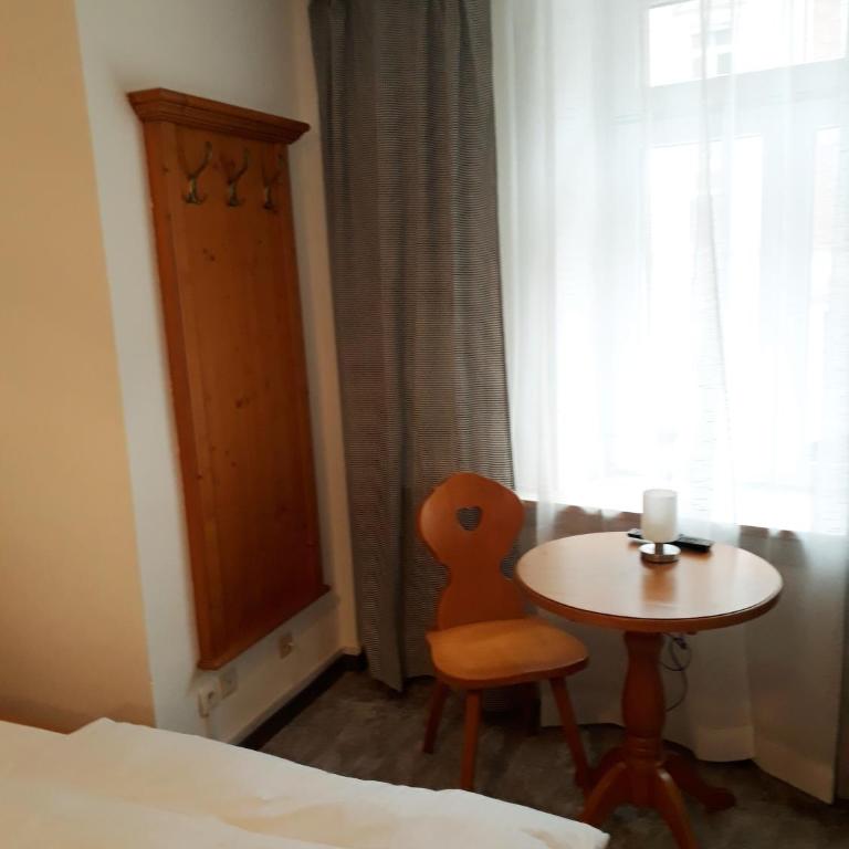 Hotel Atlanta - Einzelzimmer mit eigener Dusche und Gemeinschafts-WC - 6