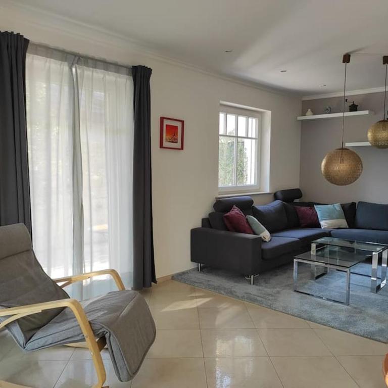 Phantastisches Haus mit Pool direkt in München - Three-Bedroom Villa - 2