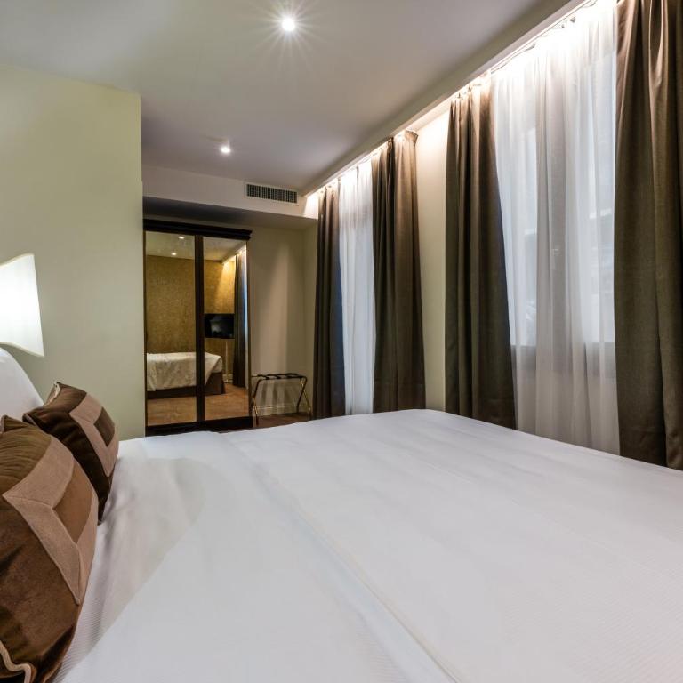 Acca Hotel - Camera Matrimoniale con Patio - 1