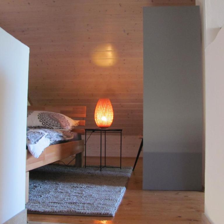 #4 Galeriezimmer mit 2 Betten ,Balkon, Gemeinschaftsbad, Airport nah,freies W-Lan - Zweibettzimmer mit Balkon - 5
