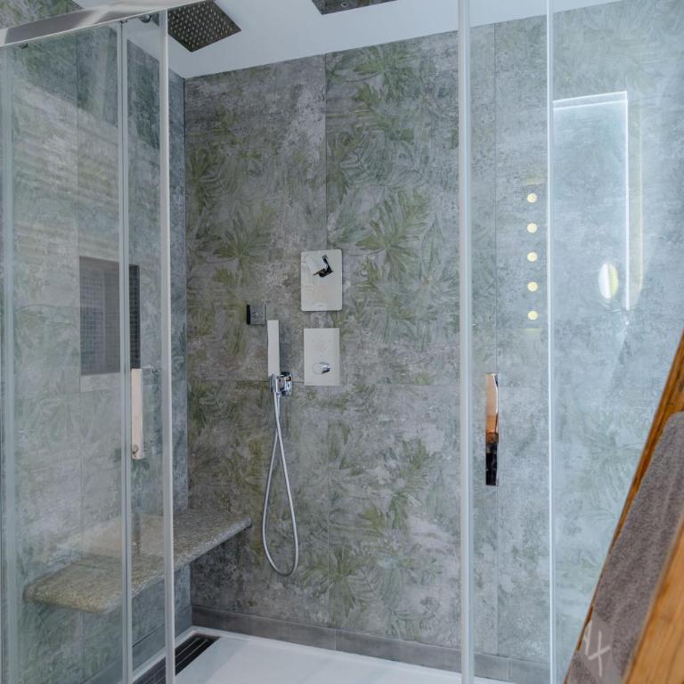 Suite & Queen Apartments by Toh Solution - One-Bedroom Apartment - 35