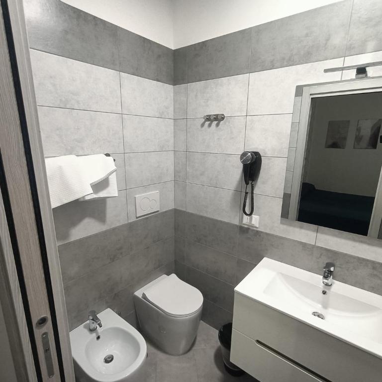 Nives House Roma - Camera Tripla Superior - 4
