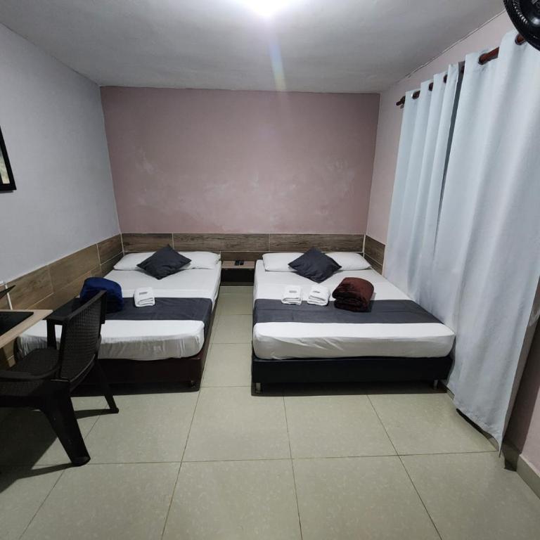 hotel medellin calasanz - Habitación Cuádruple con baño privado - 9