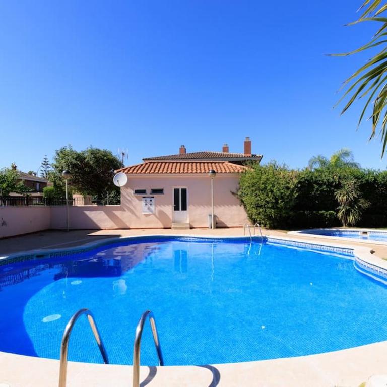 Adosado con jardín en los Xalets de Salou - Casa - 9