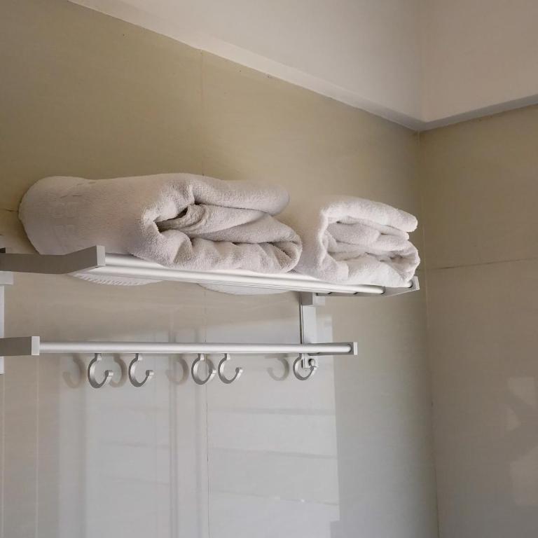 Prince Hotel - Large Single Room - 8