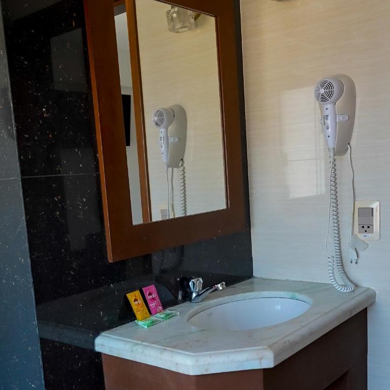 Prince Hotel - Large Twin Room - 6