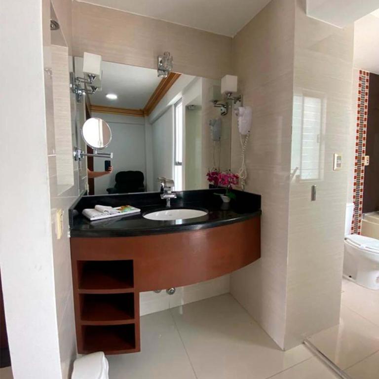 Prince Hotel - King Suite with Spa Bath - 3