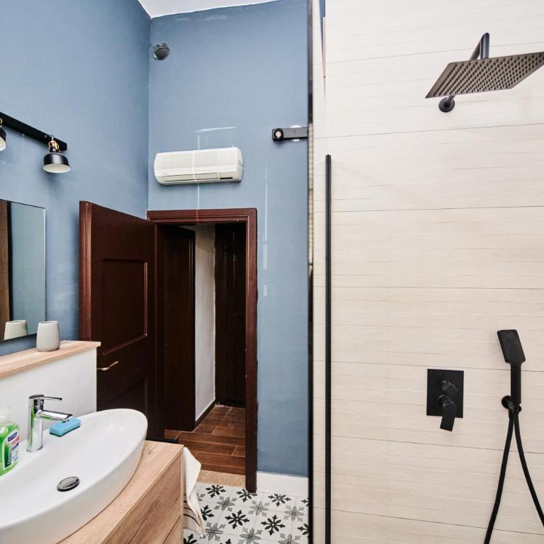 Luxury Palace Apartment - Two-Bedroom Apartment - 20