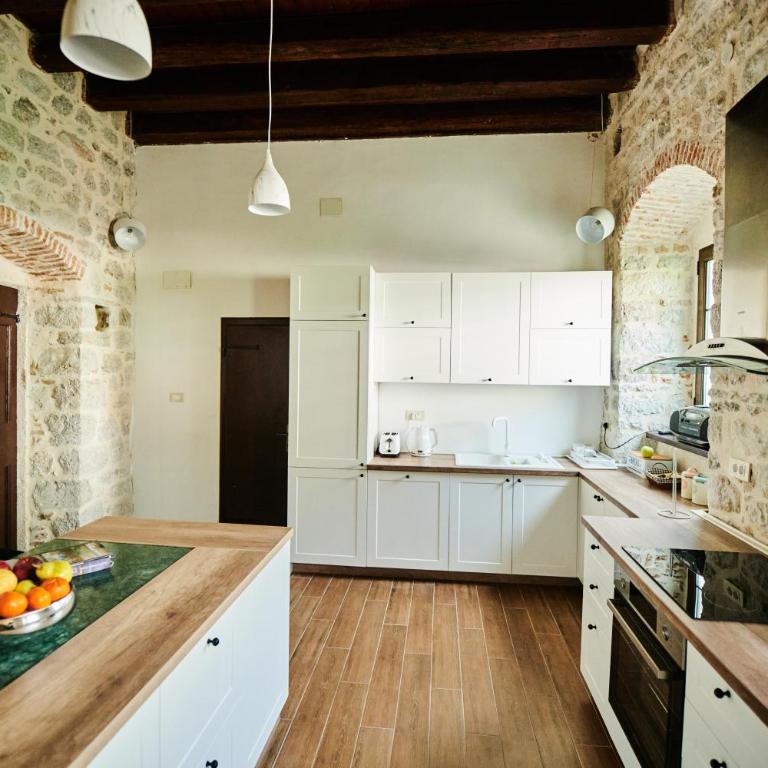 Luxury Palace Apartment - Two-Bedroom Apartment - 13