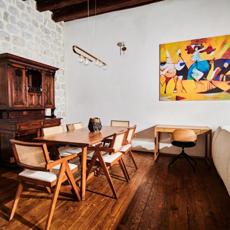Luxury Palace Apartment - Two-Bedroom Apartment - 8