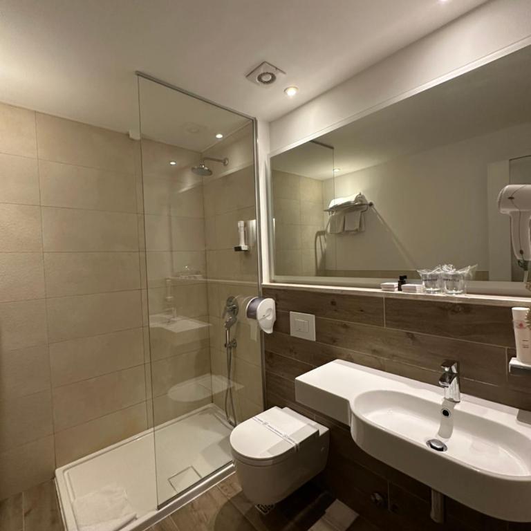 Hotel Nar - Dvokrevetna Soba sa Bračnim Krevetom/Zasebnim Krevetima i Balkonom - 11