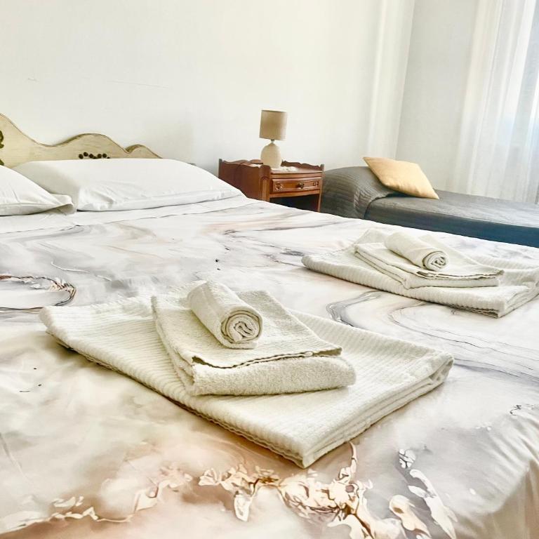 Cavour16 rent bedrooms - Camera Tripla Economy con Bagno in Comune - 2
