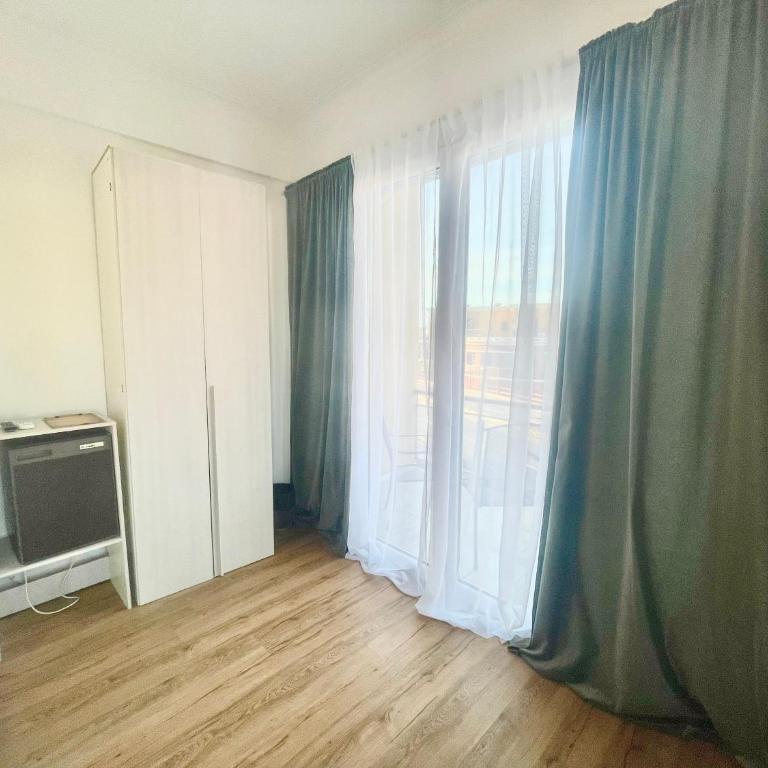 Cavour16 rent bedrooms - Camera King con Balcone - 8
