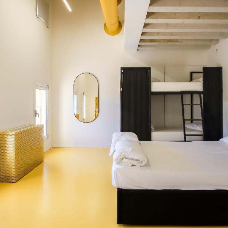 Nomad Hostel - Vierbettzimmer mit eigenem Bad - 1