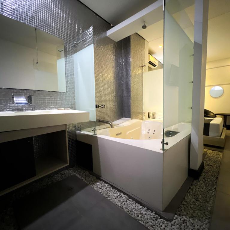 Hotel 47 Medellin Center - Double Room with Spa Bath - 1