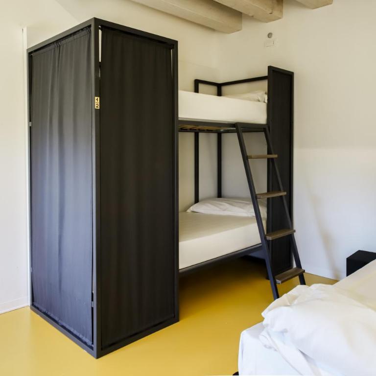 Nomad Hostel - Vierbettzimmer mit eigenem Bad - 2