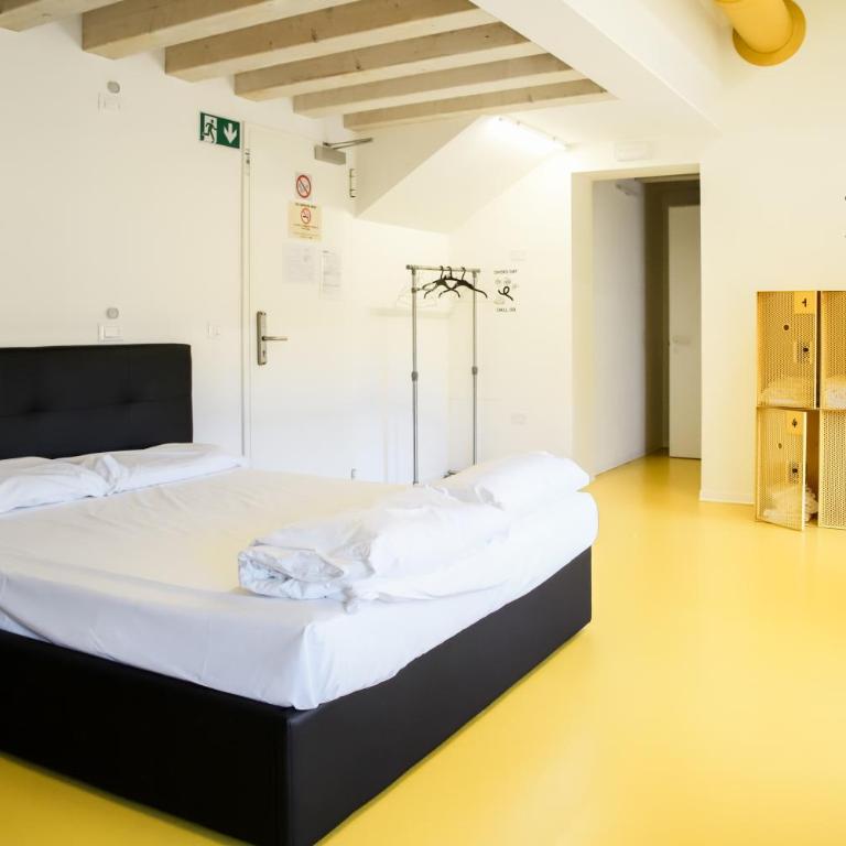 Nomad Hostel - Vierbettzimmer mit eigenem Bad - 4