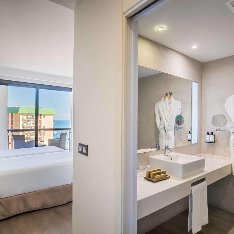 Occidental Fuengirola - Habitación Doble Deluxe con terraza y vistas laterales al mar - 1 o 2 camas - 2