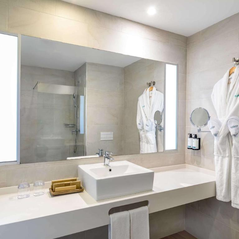 Occidental Fuengirola - Habitación Doble Deluxe con terraza y vistas laterales al mar - 1 o 2 camas - 4