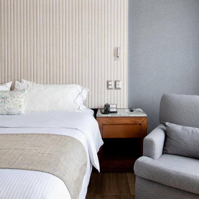Hotel Plaza Diana - King Room - 13