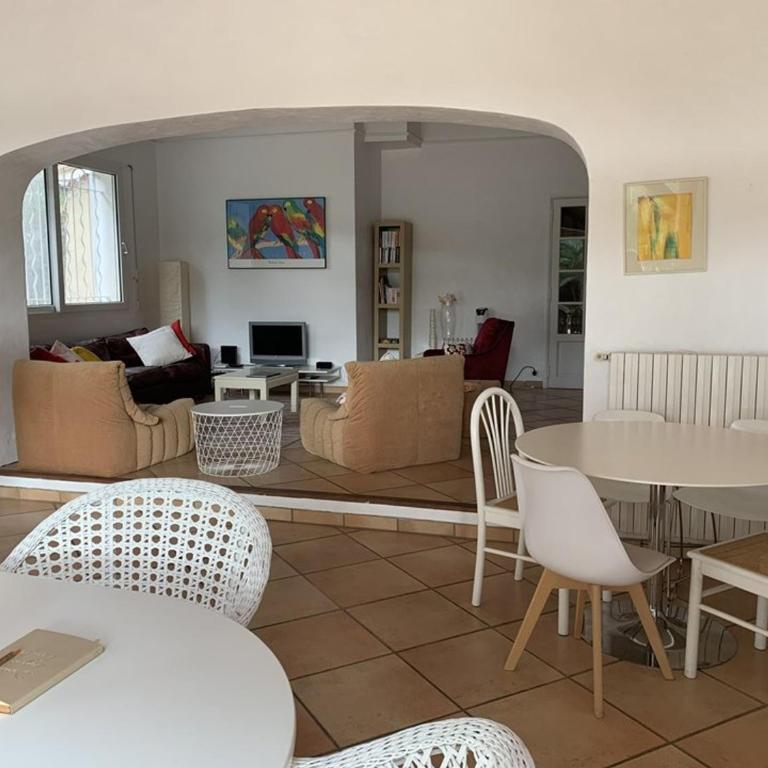 Hyères Pesquiers: Villa 5 Chambres avec Piscine et Climatisation - FR-1-335-169 - Villa - 3