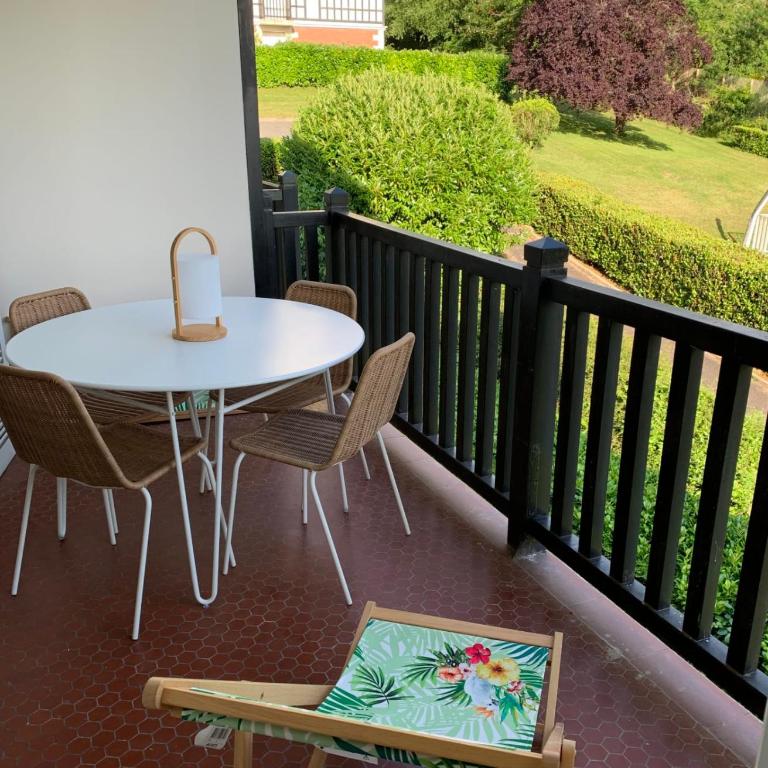Apartment with swimming pool - near train station - Apartment - 1