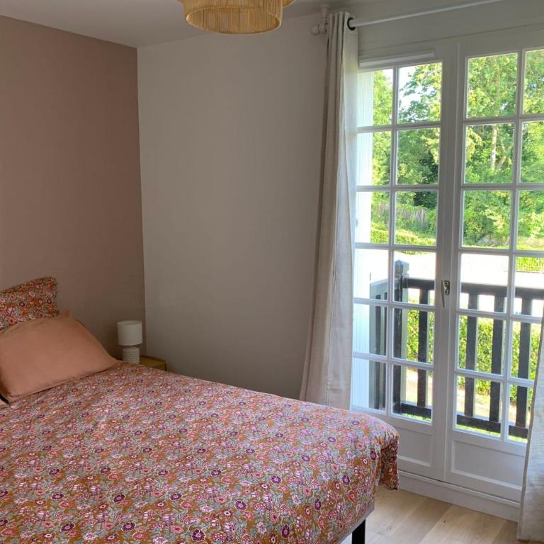 Apartment with swimming pool - near train station - Apartment - 7
