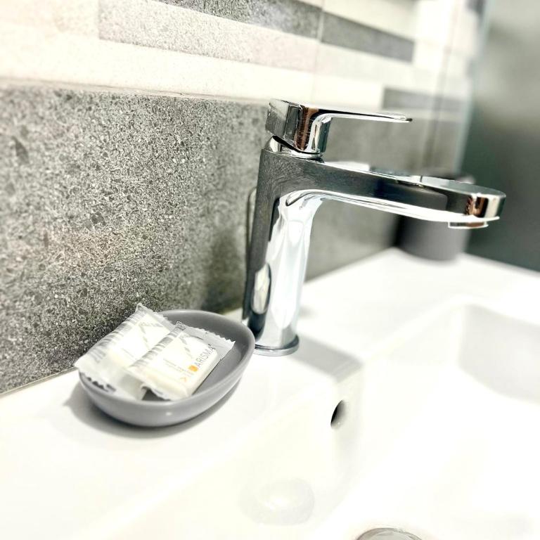 15 Min. Colosseo 2 - Casa di Micca - Appartamento con 2 Camere da Letto - 16