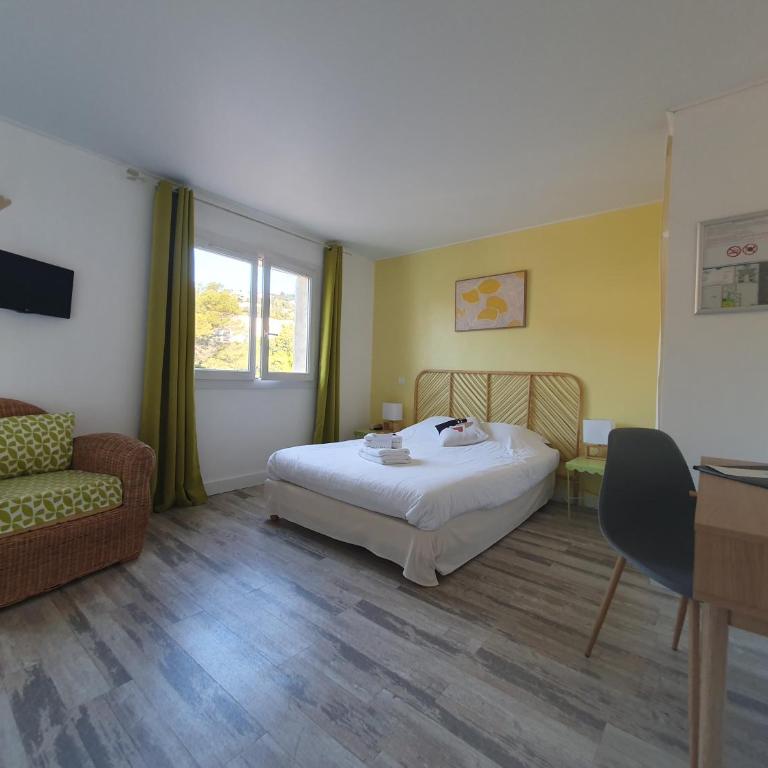 Hôtel Les Calanques - Chambre Triple Côté Route - 9