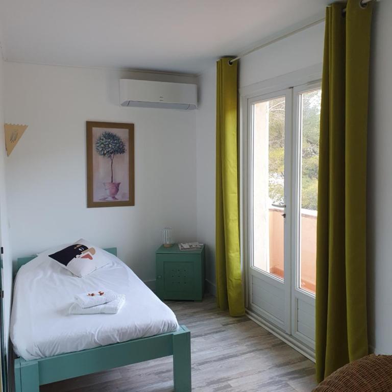 Hôtel Les Calanques - Chambre Triple Côté Route - 7