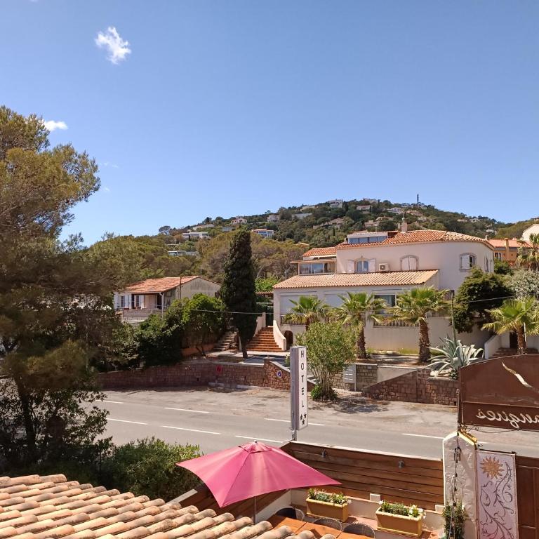 Hôtel Les Calanques - Chambre Triple Côté Route - 10
