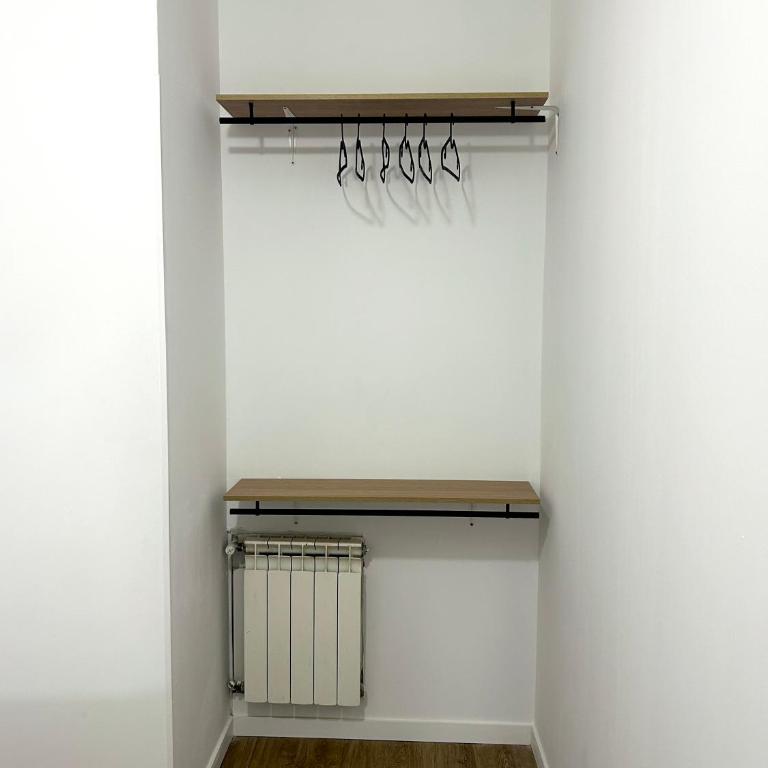 Center Madrid habitaciones - Double Room with Shared Bathroom - 4