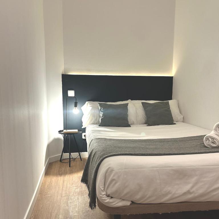 Center Madrid habitaciones - Double Room with Shared Bathroom - 3