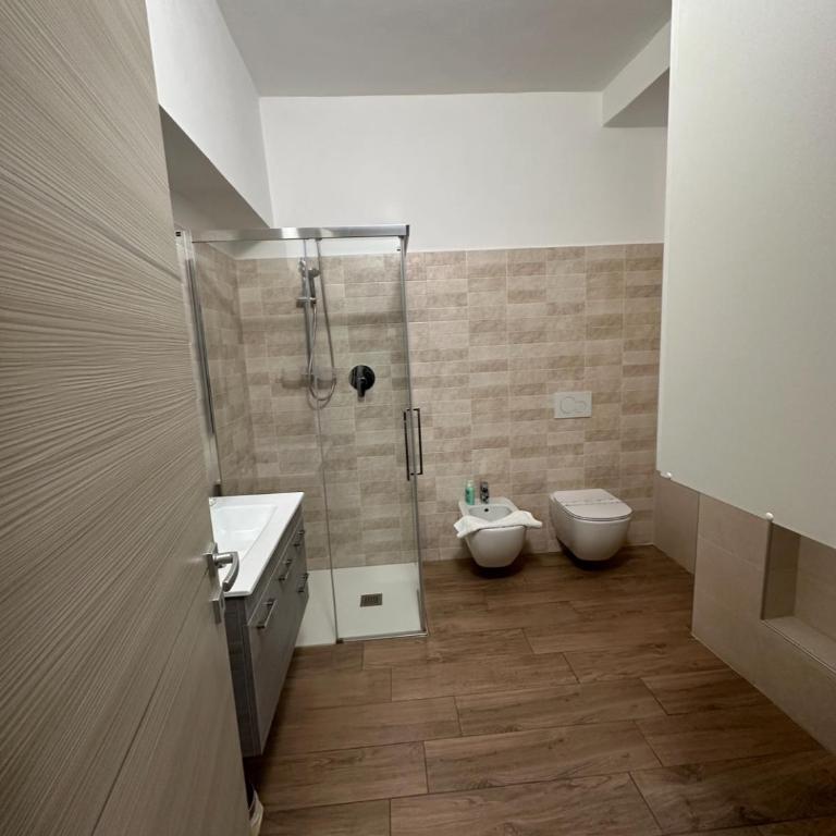 Residenza Pezzani - Camera Matrimoniale con Bagno Privato - 15