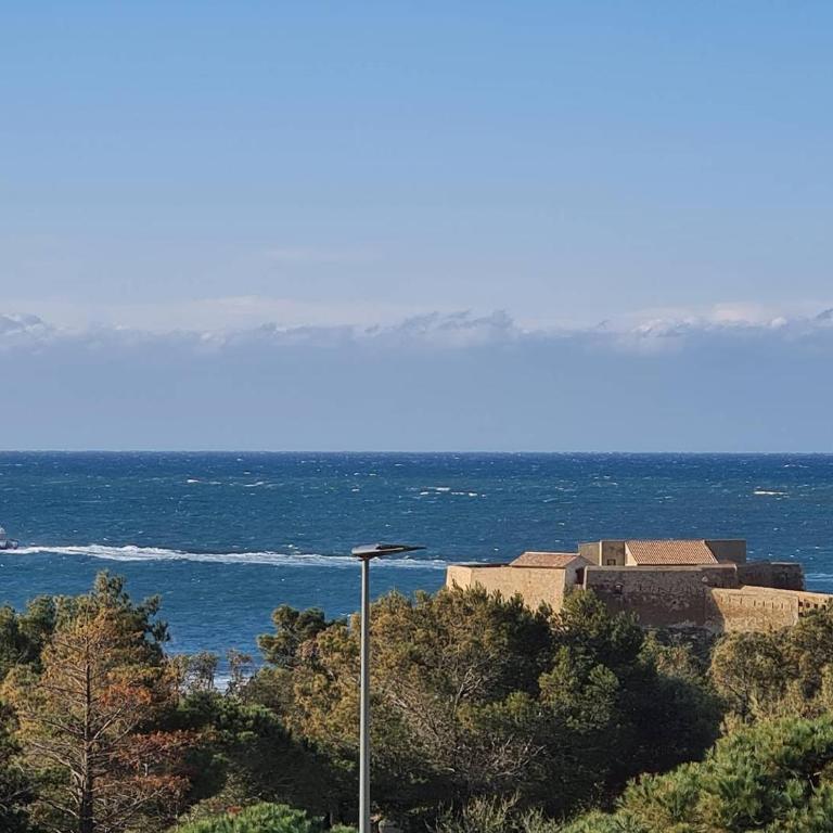 GIEDES Appartement pour 4 personnes avec vue mer face à Porquerolles et piscine situé à Giens - Apartment mit 1 Schlafzimmer - 10