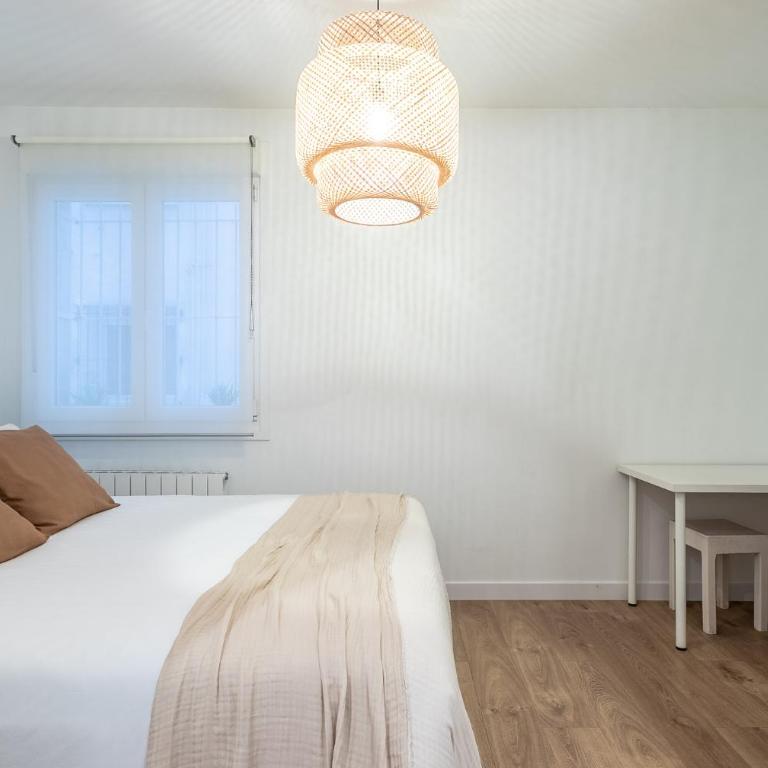 Amplio y acogedor junto al Ayuntamiento - Three-Bedroom Apartment - 2