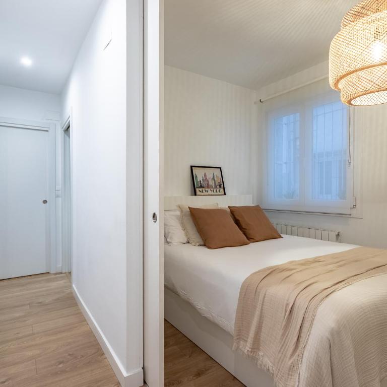 Amplio y acogedor junto al Ayuntamiento - Three-Bedroom Apartment - 12
