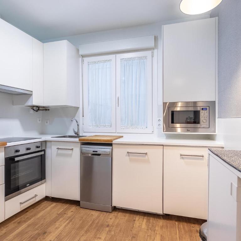 Amplio y acogedor junto al Ayuntamiento - Three-Bedroom Apartment - 23