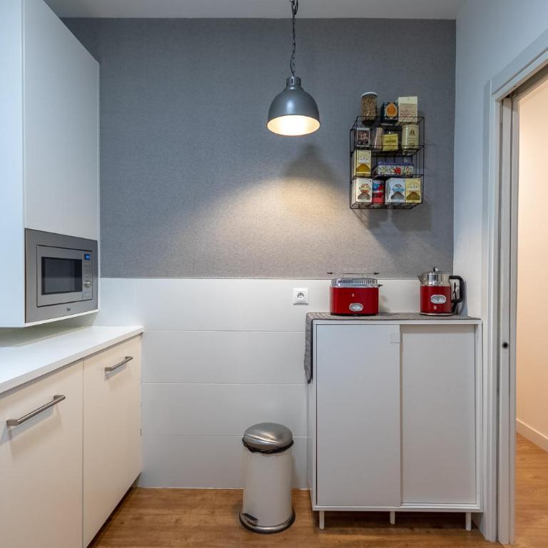 Amplio y acogedor junto al Ayuntamiento - Three-Bedroom Apartment - 24