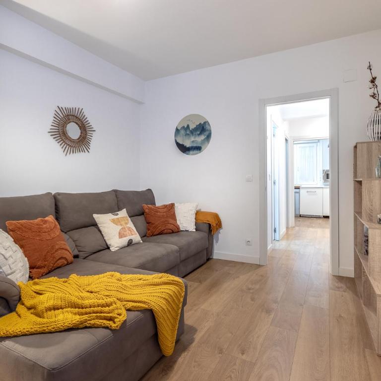 Amplio y acogedor junto al Ayuntamiento - Three-Bedroom Apartment - 5