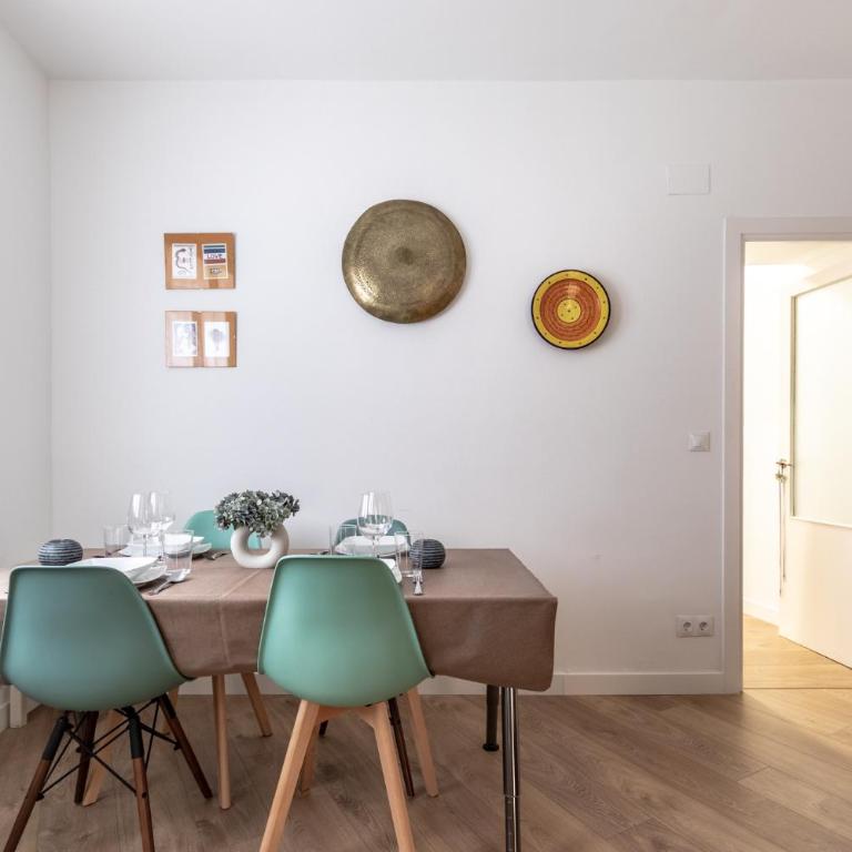 Amplio y acogedor junto al Ayuntamiento - Three-Bedroom Apartment - 8