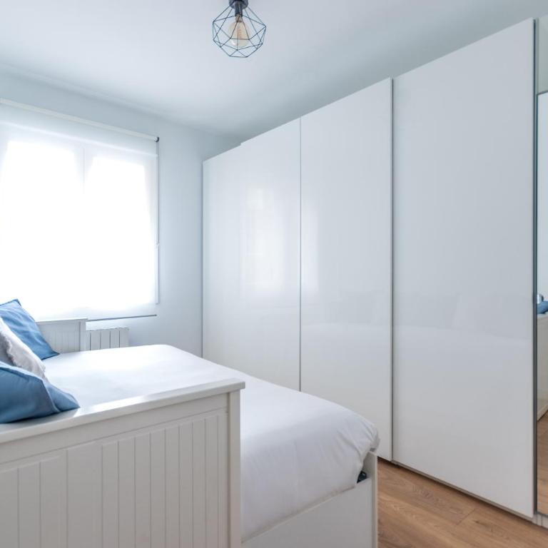 Amplio y acogedor junto al Ayuntamiento - Three-Bedroom Apartment - 21