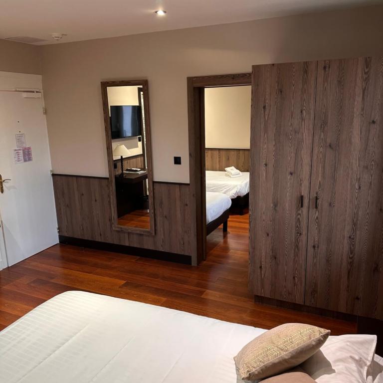 Logis Hotel Des Bains - Chambre Familiale Accessible Uniquement par des Escaliers - 1