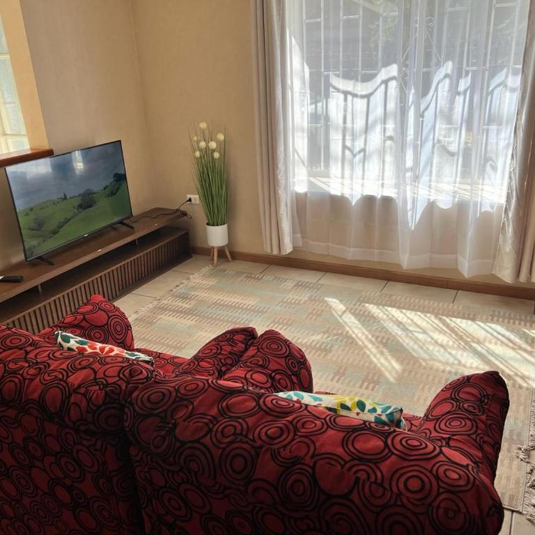 Amplia Casa 8 dormitorios 4 baños Avenida Lircay - Apartamento - 1