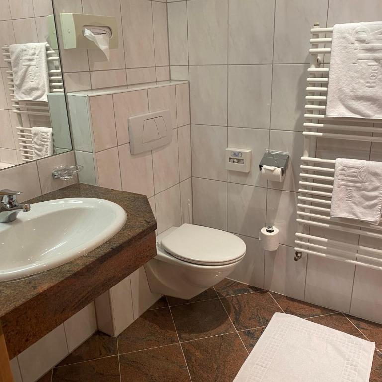 Hotel Tirol - Zimmer mit Queensize-Bett - 1