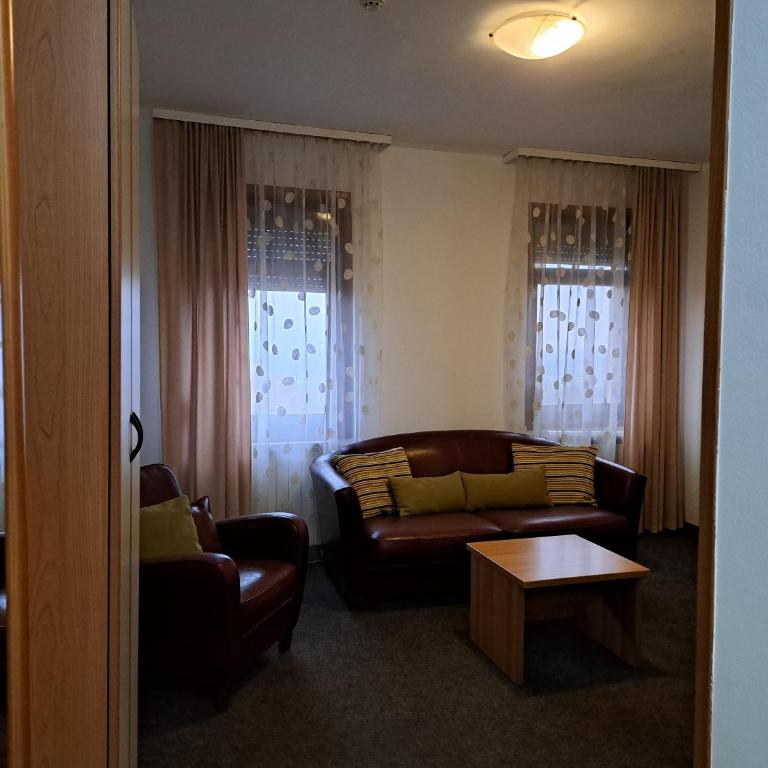 Hotel Marica - Dvokrevetna Soba sa Zasebnim Krevetima i Zajedničkim Kupatilom - 2