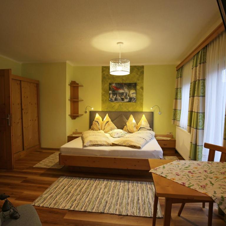 Haufhof-Pension am Bauernhof, Haus im Ennstal bei Schladming - Familienzimmer mit Balkon - 14
